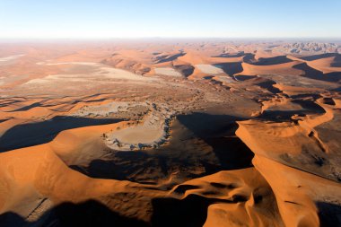 Namibya 'daki Sossusvlei çöl helikopter manzarası.