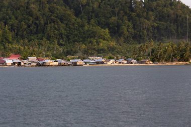 Wakai, Endonezya - 21 Ağustos 2017: Togian adalarındaki tekneden Wakai manzarası