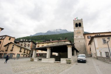 Bormio, İtalya - 30 Mayıs 2020: Bormio kasabasında sokak manzarası 