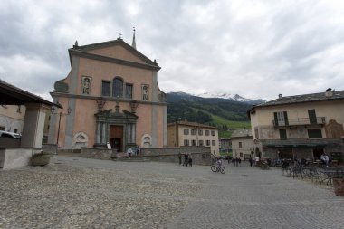 Bormio, İtalya - 30 Mayıs 2020: Bormio kasabasında sokak manzarası 