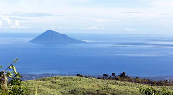 Widok Wyspę Przed Manado Indonezja — Zdjęcie stockowe