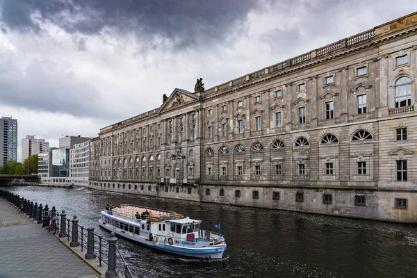 Boat Tourists Passes Front Old Building Spree River April 2017 — Stock Photo, Image