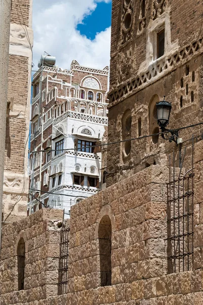 也门萨那的多层传统建筑用石头砌成 — 图库照片