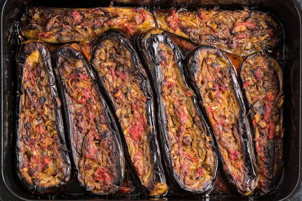 Soğanlı, doldurulmuş patlıcan aksi denilen imam bayildi, Yunanistan, Türkiye ve diğer Orta Doğu ülkelerin geleneksel yemeği