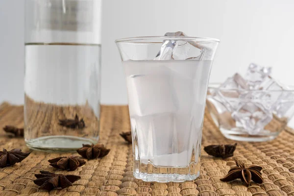 Verre Bouteille Boisson Traditionnelle Ouzo Raki Avec Des Graines Anis — Photo