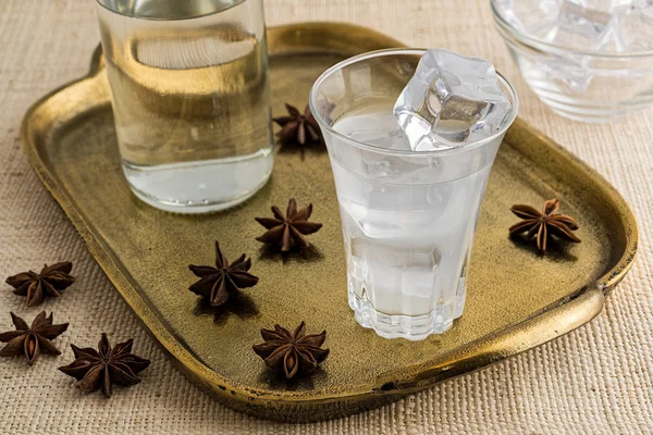 Glas Och Flaska Traditionella Dricka Ouzo Eller Raki Brons Maträtt — Stockfoto