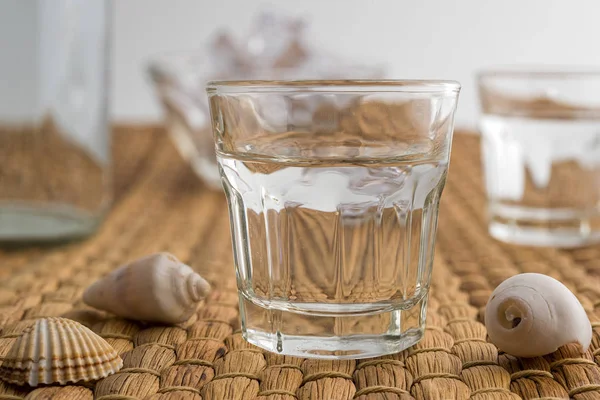 Sklenice Láhev Tradiční Pijí Ouzo Nebo Raki Hvězdná Semena Anýzu — Stock fotografie