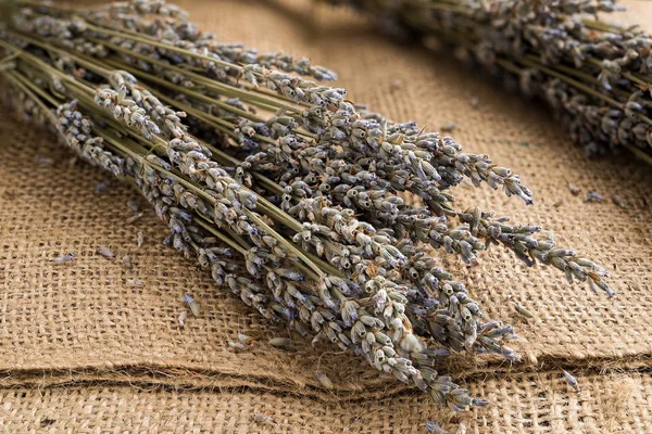 Una Rama Lavanda Seca Sobre Tela Saco — Foto de Stock