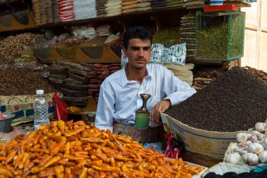 bir adam, 4 Mayıs 2007 tarihinde sanaa, yemen baharat satıyor. açık pazarlar, yemen, Arap dünyasında en yoksul ülkelerinden sosyal-ekonomik ömrünü merkezi bir rol oynamaktadır..