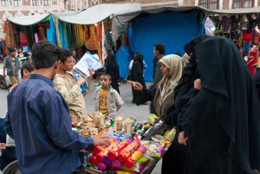 Bir grup kadın 4 Mayıs 2007 Sanaa, Yemen yastık durumlarda satın. Açık pazarlar Yemen sosyal-ekonomik hayatında merkezi bir rol oynamak.