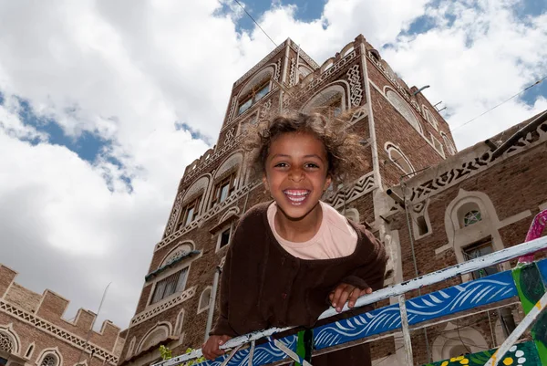 Una Niña Vehículo Sonríe Cámara Mayo 2007 Sanaa Yemen Aunque — Foto de Stock