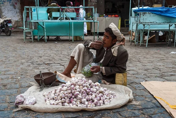 Man Traditional Clothes Sells Garlics May 2007 Sanaa Yemen Open — Stock Photo, Image