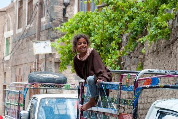 Girl Vehicle Smiles Camera May 2007 Sanaa Yemen Although Infant — Stock Photo, Image