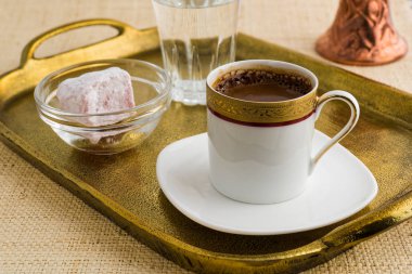 Vintage fincan Türk kahvesi ve Türk lokumu bronz doğal paspas tepside servis