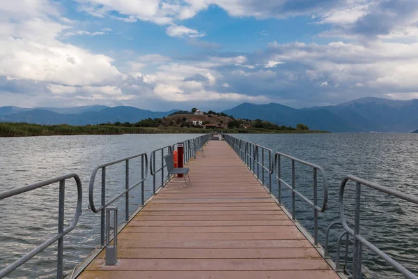 Vista Ponte Flutuante Lago Mikri Pequeno Prespa Norte Grécia — Fotografia de Stock
