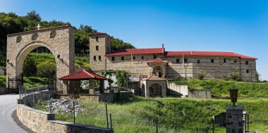 Olimpos Dağı, Yunanistan güneybatı eteklerinde Holy Trinity tarihi Agia Triada Manastırı, Sparmos Manastırı bilinen adanmış