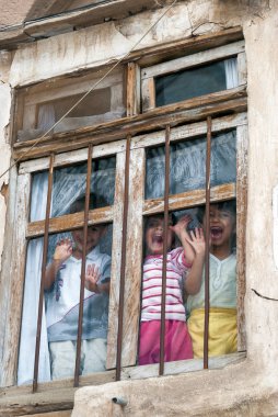 Üç mutlu çocuklar gülmek ve dalga 4 Mayıs 2007 Sanaa, Yemen üzerinde bir pencere parmaklıklar arkasında kendi elleriyle. Bebek ölüm yüksek olsa da, Yemen çocuklarda kültürel, sosyal ve dini değerli.