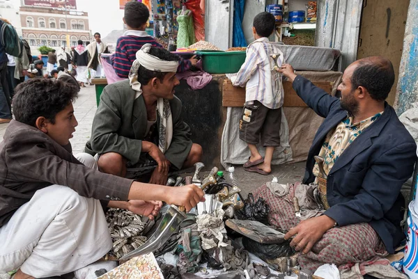 Homem Vende Janbiyas Maio 2007 Sanaa Iêmen Janbiya Uma Faca — Fotografia de Stock