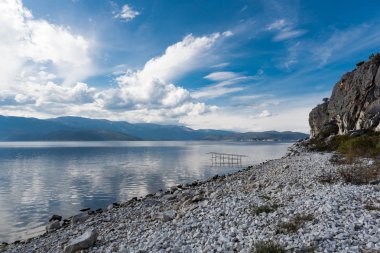 Kuzey Yunanistan'da Megali (büyük) Prespa Gölü kıyısında görünümünü
