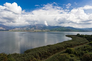 Mikri (küçük) Prespa Gölü Kuzey Yunanistan'da manzara
