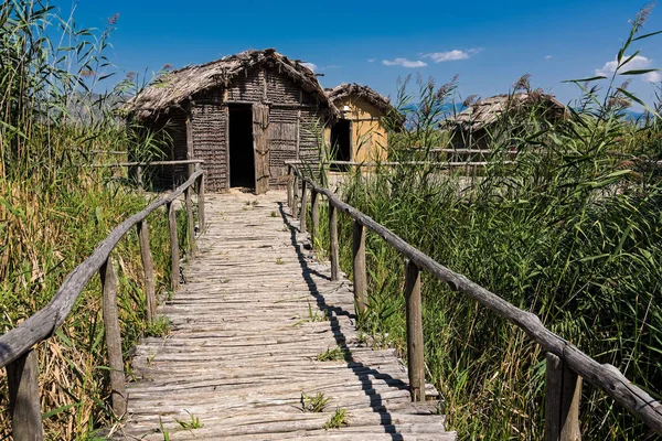 Huts Reconstructed Site Prehistoric Settlement Kastoria Lake Dispilio Greece — Stock Photo, Image