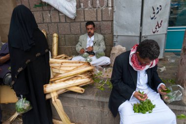 N siyah bir kadın giyinmiş khat 4 Mayıs, 2007 Sanaa, Yemen iki adam satın alır. Khat Afrika ve Arap Yarımadası'nda yüzyıllardır bir uyarıcı olarak kullanmak için yetiştirilen oldu.