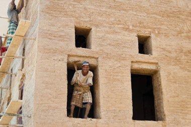 8 Mayıs 2007 Şibam, Yemen kamera house gülümser çalışan bir adam. Şibam UNESCO Dünya Miras Listesi yapılarıyla tamamen çamur yaptı nedeniyle olduğunu..