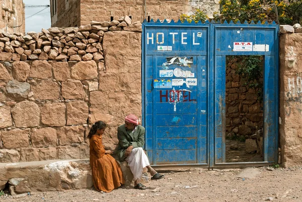 Hombre Con Ropa Tradicional Conversa Con Hija Fuera Hotel Mayo — Foto de Stock