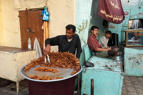 Een Man Verkoopt Donuts Een Open Markt Mei 2007 Sanaa — Stockfoto