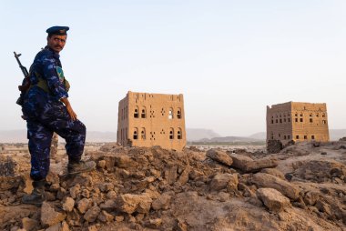 Ağır silahlı bir polis bir arkeolojik bölge, Marib içinde Yemen 5 Mayıs 2007 tarihinde korur. Diğer Arap ülkeleri arasında 2012 yılında Yemen hala devam sivil çatışmaların bir site oldu.