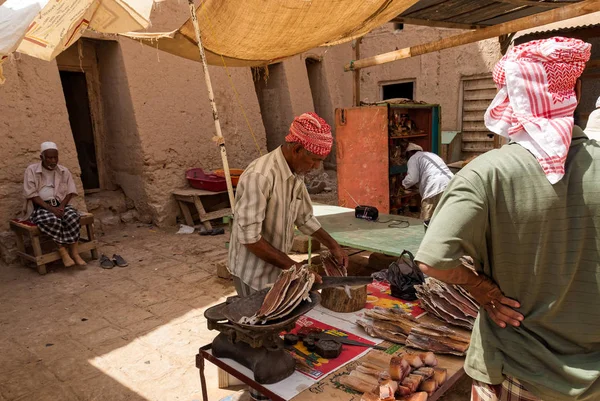 Man Sells Dried Fish Market City May 2007 Tarim Yemen — Stock Photo, Image