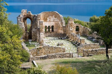 Agios Bazilikası'na (Aziz) Achillios küçük Prespa Gölü Kuzey Yunanistan'da kalıntıları