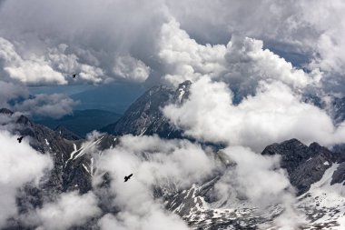 Zugspitze, ülke ve üç buzullar ve Almanya'nın en yüksek kayak merkezi evde en yüksek Dağı Bavyera Alpleri için panoramik görünümü. 