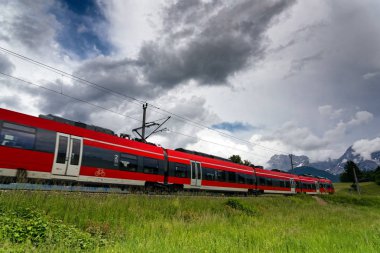 Almanya'da Bavyera Alpleri alanında kırmızı Tren