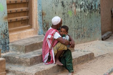 Küçük bir çocuk, üzerinde 8 Mayıs 2007 Şibam, Yemen babasının kollarında ağlar. Bebek ölüm yüksek olsa da, Yemen çocuklarda kültürel ve sosyal olarak değerlenmektedir.