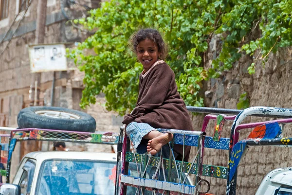 一个女孩在车上微笑着在2007年5月4日在也门萨那的相机 虽然婴儿死亡率很高 但也门的儿童在文化 社会和宗教上受到重视 — 图库照片