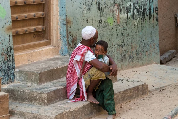 一个小男孩在他父亲的怀里哭泣 在2007年5月8日在也门的 Shibam 虽然婴儿死亡率很高 但也门的儿童在文化和社会价值上 — 图库照片