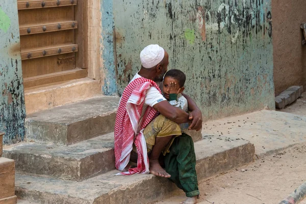 Little Boy Cries Arms His Father May 2007 Shibam Yemen — Stock Photo, Image