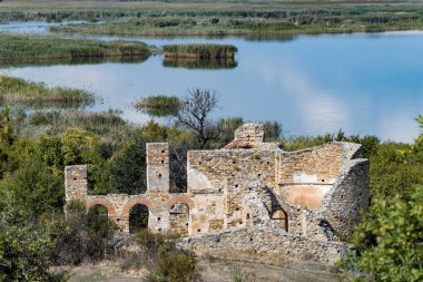 Agios Bazilikası'na (Aziz) Achillios küçük Prespa Gölü Kuzey Yunanistan'da kalıntıları ile manzara