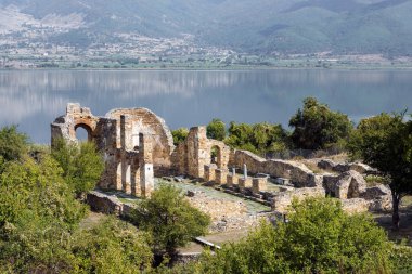 Agios Bazilikası'na (Aziz) Achillios küçük Prespa Gölü Kuzey Yunanistan'da kalıntıları ile manzara