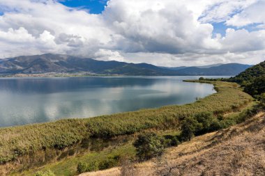 Kuzey Yunanistan'da Mikri (küçük) Prespa Gölü kıyısında görünümünü