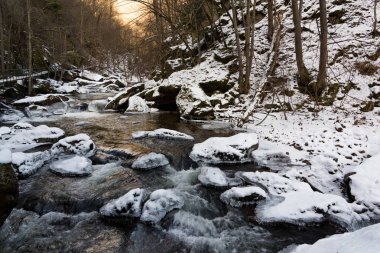 Bulgaristan Devinska river gorge kayalarda kış aylarında kar kaplı