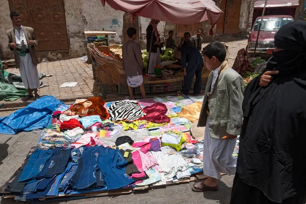 Una Mujer Vestida Negro Hijo Compran Ropa Mayo 2007 Mercado — Foto de Stock