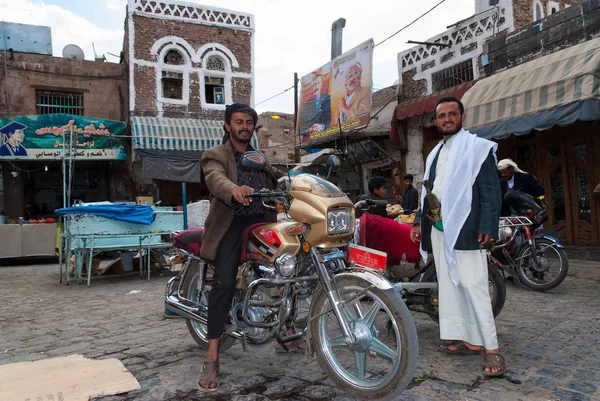 Dos Hombres Posan Ante Cámara Mercado Abierto Mayo 2007 Sanaa — Foto de Stock