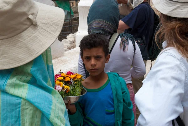 Garçon Vend Des Fleurs Aux Touristes Mai 2007 Jibla Yémen — Photo