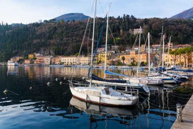Lake Garda, İtalya, Toscolano Maderno kasaba kıyıdan görüldüğü gibi çeşitli deniz araçları