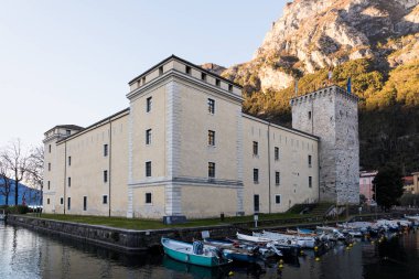 Rocca, Riva del Garda, İtalya için eski bir Ortaçağ Kalesi manzarası. Rocca's Mag (Museo Alto Garda) müze ev.
