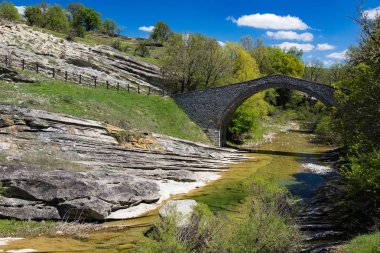 Restore edilmiş geleneksel taş köprü, Chrysavgi Thessaly, Yunanistan görünümünü