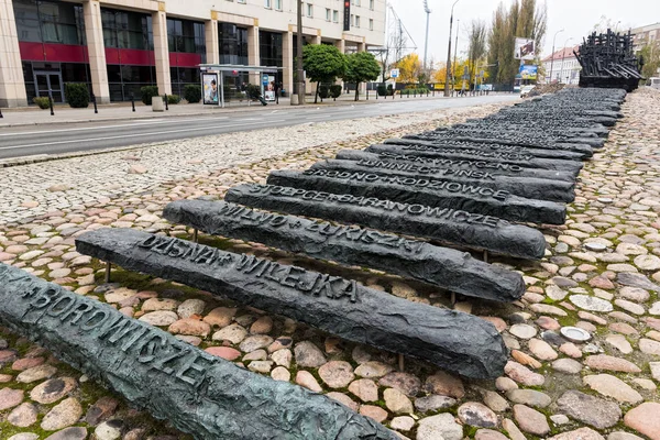 在2017年10月22日在波兰华沙纪念在二战期间苏联入侵波兰的受害者纪念碑在东部倒塌和谋杀的纪念碑 — 图库照片