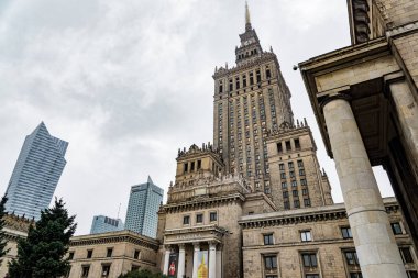 Varşova, Polonya için 20 Ekim 2017 görünümü Sarayı Kültür ve bilim. Onun 237 metre (778 ft) ile Polonya ve Avrupa Birliği'nde sekizinci en yüksek binası en yüksek binası sarayıdır.